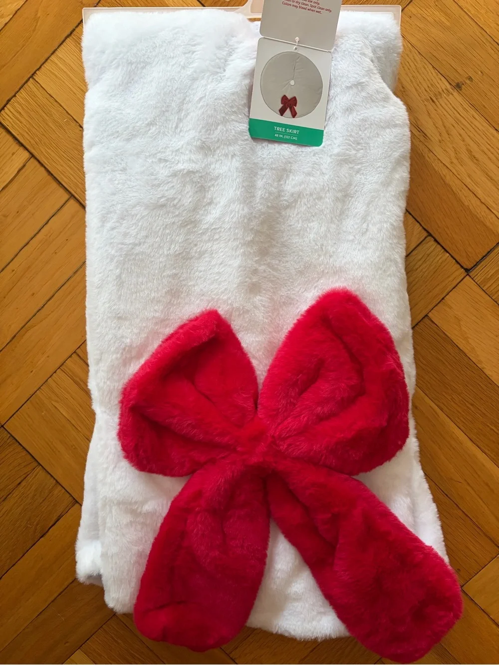 NWT White Plush Faux Fur Christmas Tree Skirt w. Large Red Bow. 48 Inches. Soft